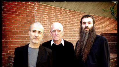 Bild: exb
Von den Bühnen der Metropolen direkt ins Bistrot Paris nach Weiden: Das „New Standard Trio“ mit Bobby Previte (Schlagzeug), Steve Swallow (Elektrobass) und Jamie Saft (Hammondorgel und Klavier) gastiert am 27. April beim Jazz-Zirkel-Weiden.