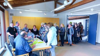 Bild: bsc
Die Eintrittskarten der Laienspielgruppe für das Theaterstück „Der Heiler von Friedenfels“ sind in diesem Jahr heiß begehrt. Bereits zu Beginn des ersten Vorverkaufstages bildete sich eine lange Menschenschlange.