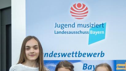 Bild: mez
Lena Braunreuther (von links), Marie-Luise Schmid und Leni Melzner nahmen erfolgreich am Landeswettbewerb von Jugend musiziert teil.