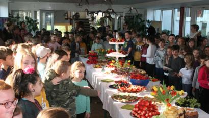 Bild: exb
Die Elternbeiräte hatten für die Grundschulklassen ein frühlingshaftes Frühstücksbuffett aufgebaut.