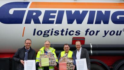 Bild: exb/Greiwing
Für die langjährige Loyalität danken die beiden Gesellschafter Jürgen (links) und Roland Greiwing (rechts) Peter Solfrank (Zweiter von links).