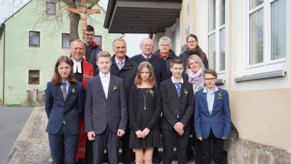 Bild: fppö
Die Konfirmanden der evangelischen Kirchengemeinde Groschlattengrün-Pechbrunn zusammen mit Kreuzträger Nico König und Pfarrer Klaus Wening.