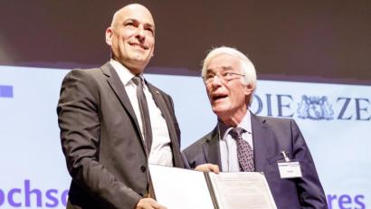 Bild:  Till Eitel | eyetill.com
Laudator Gerhard Casper und Professor Ulrich Schubert (von rechts) bei der Preisverleihung in Berlin.