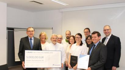 Bild: exb/Kliniken Nordoberpfalz AG
Richard Kurtnacker (links) und Thomas Schuler (Zweiter von rechts) gratulieren dem Team der Apotheke um Leiter Dr. Werner Speckner (Dritter von links). Auch der Ärztliche Direktor der Kliniken Nordoberpfalz AG, Dr. Thomas Egginger (rechts), freut sich über die Auszeichnung der Apotheke.