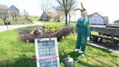 Bild: bey
Der Osterhase hat auf dem Miesbrunn Dorfplatz ein zwei Meter langes Osternest aufgestellt, Frühlingsblumen gepflanzt und alles mit Ostereiern geschmückt.