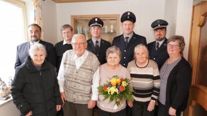 Bild: fvo
Ludwig Müller (vorne, Zweiter von links) feierte zusammen mit seiner Ehefrau Anna (vorne, Mitte) und seinen beiden Schwestern Betty Hafner (vorne, links) und Theresia Feneis (vorne, Zweite von rechts) 80. Geburtstag.