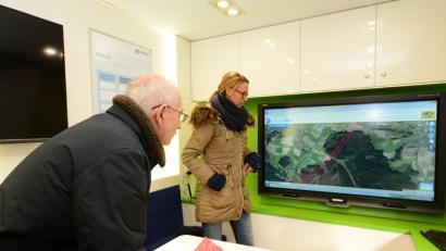 Bild: bey
Josef Langgärtner richtet seinen kritischen Blick auf die geänderte Trassenführung des Ostbayern-Rings mit dem jetzt weiteren Abstand zum Gewerbegebiet "Ost" des Markts Parkstein und zum dortigen Wohngebiet "Grün". Ina Haffke, Referentin für Bürgerbeteiligung bei Tennet, nimmt die Äußerungen Langgärtners neutral entgegen.