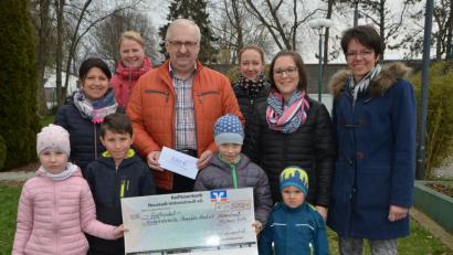 Bild: dob
Die Initiatoren des "Quietschenten"-Basar in der Stadthalle übergeben den Erlös aus dem Basar an Herbert Putzer (Mitte) als Vorsitzenden der Kinderkrebshilfe in der Region Oberpfalz Nord.