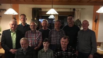 Bild: exb
Jagdvorsteher Josef Popp, die Jagdpächter Julia Märkl und Josef Märkl
(sitzend von links) sowie Vorstandsmitglieder und Bürgermeister Günter Kopp.