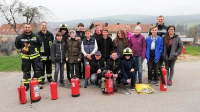 Bild: tu
Die siebte Klasse der Zottbachtal-Mittelschule sieht sich mit ihrer Lehrerin Christine Hirnet bei der Stützpunktfeuerwehr um.