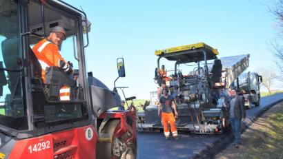 Bild: bö
Im Gemeindebereich von Hohenburg werden derzeit die Gemeindeverbindungsstraßen von Berghausen nach Allersburg (Bild) und die von Egelsheim zur Kreisstraße AS 2 neu asphaltiert. Etwa 485 000 Euro kosten beiden Maßnahmen, so Bürgermeister Florian Junkes bei einem Jour-Fixe nahe Berghausen.