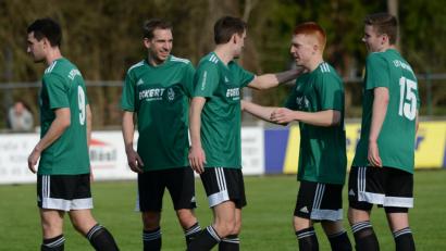 Bild: ham
Jubeln die Kicker des FC Wernberg auch am Mittwoch? Mit einem Sieg im Spitzenspiel gegen die Sportvereinigung Grafenwöhr hätten sie sechs Punkte Vorsprung vor dem Tabellenzweiten – bei einem Spiel weniger. Und das fünf Spieltage vor Schluss.