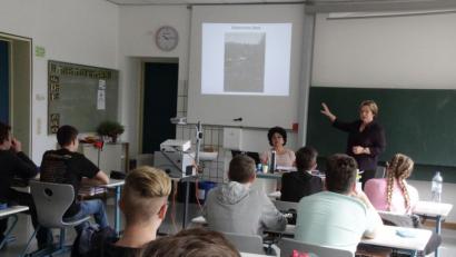 Bild: exb
Esther Dürnberger (links) und Ingrid Portenschlager (rechts) informieren die Schüler.