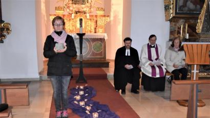 Bild: rgr
Der ökumenische Kreuzweg wurde mit Pfarrer Dr. André Fischer und Pfarrer Bernhard Müller in der Friedhofskirche "St. Ursula" gebetet.