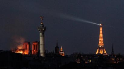 Bild: dpa/Matthias Wagner
Feuerschein erhellt die Pariser Kathedrale Notre-Dame (links). In der weltberühmten Kathedrale Notre-Dame in Paris war am Montagabend ein Feuer ausgebrochen. Über dem Wahrzeichen waren Flammen und eine riesige Rauchsäule zu sehen. Ein kleiner Spitzturm in der Mitte des Daches stürzte ein.