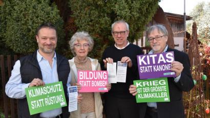 Bild: pmen
Ali Daniel Zant von Greenpeace, Dr. Heidi Nickl der IPPNW, Pfarrer Hans-Peter Pauckstadt-Künkler und Veit Wagner von Amnesty International (von links) präsentieren einige ihrer Anliegen, die am diesjährigen Weidener Ostermarsch Gehör finden sollten.