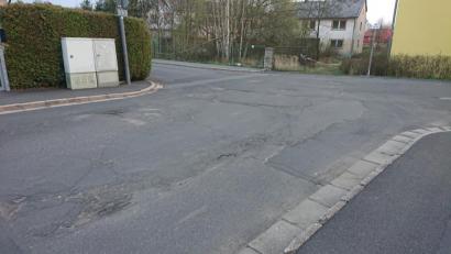 Bild: lue
In der Bauvereinstraße, in der Nähe des Seniorenheims in Wiesau, gibt es viele Löcher und Risse in der Straße.