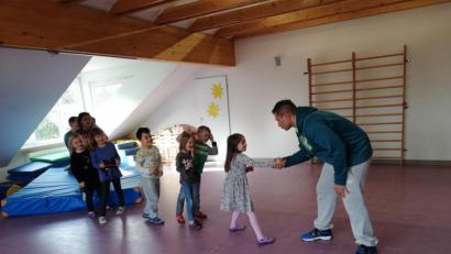 Bild: rn
"Handgreifliche" Übungen mit Marcus Gradl gehören zum Selbstverteidigungskurs der Vorschüler des Kindergartens.