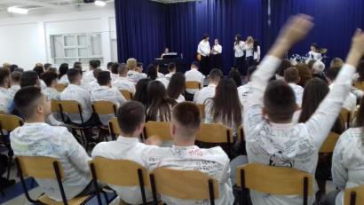 Bild: Jesuitenmission
Bei den Abiturfeiern im Loyola-Gymnasium in Prizen sind die Jesuiten künftig nicht mehr dabei.