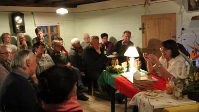 Bild: prh
Dicht gedrängt sitzen die Besucher bei der erstmals vom Oberpfalzverein Neustadt organisierten Sitzweil in der guten Stube des wunderschön renovierten Ledererhofs. Kreisheimatpflegerin Leonore Böhm beleuchtet Osterbräuche und deutet viele Symbole und Gegenstände rund um das Leiden, den Tod und die Auferstehung Christi.