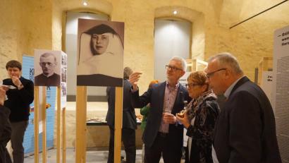 Bild: eib
"Zeugen der Menschlichkeit" heißt die Ausstellung, die in der historischen Gewölbehalle des CeBB in Schönsee gezeigt wird. Bei der Eröffnung betrachteten die Besucher die verschiedenen Porträts auf Stelen. Die Präsentation ist eine Leihgabe der Ackermann-Gemeinde.