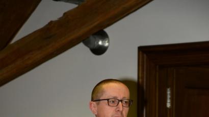 Bild: bey
Jürgen Völkl (SPD) wird als neuer Marktrat an seinem Platz vereidigt.