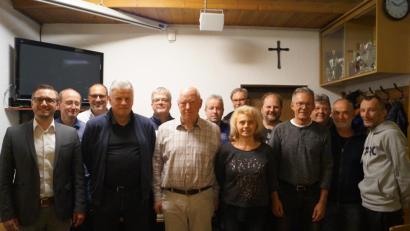 Bild: du
Das einstimmig wiedergewählte Führungsquartett um Vorsitzenden Sigi Pautsch (vorne, Dritter von links) sowie die ebenfalls einmütig im Amt bestätigten Beisitzer und Abteilungsleiter bereiten die SpVgg Schirmitz auf das 100-jährige Gründungsjubiläum in zwei Jahren vor.