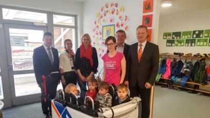 Bild: exb
Von links: Vorstandsmitglied Erich Übler, Kundenberaterin Julia Krause, Kindergartenleitung Kerstin Höller, Krippenleiterin Pia Search, Bürgermeister Hans Koch, Vorstandsmitglied Martin Sachsenhauser