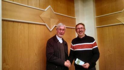 Bild: kgg
Werner Hahn bei der Überreichung der 250-Euro-Spende an Pater Klaus Kniffki von den Steyler Missionaren in Tirschenreuth für sein Missionsprojekt in Moldawien.