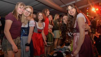 Bild: chl
Auch wenn's Kreis-Kirwa-Warm-Up heißt: Aufwärmen musste sich am Samstag in Heringnohe niemand. Schon nach einer halben Stunden standen die hier ersten auf den Bänken.