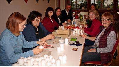 Bild: R. Kreuzer
Die KAB-Frauen basteln Kerzen für einen guten Zweck.