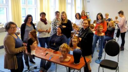 Bild: fjo
Referentin Anja Schnatmann (links) stellt Frisuren, Perücken und Haaren beim Theaterverein "Dorfbühne" ein Wochenende lang in den Mittelpunkt.