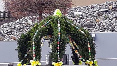 Bild: zer
Ein großes Ei in gelb schmückt die obere Brunnenkrone.