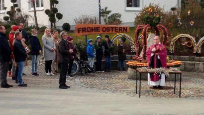 Bild: lgc
Pater Andreas Hamberger eröffnet den Palmsonntag beim Osterbrunnen am Kirchplatz. Gemeinsam mit den Pfarrangehörigen zieht der Geistliche dann zur Eucharistiefeier in die Pfarrkirche ein.