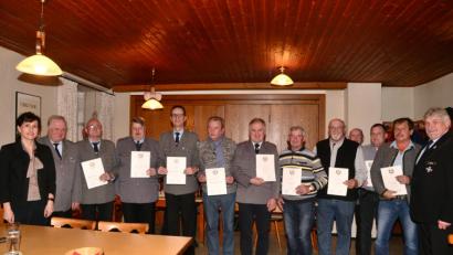 Bild: bey
Bürgermeisterin Tanja Schiffmann, Vorsitzender Erwin Schraml (von links) und stellvertretender Kreisvorsitzender Alfons Betzl (rechts) ehren Altbürgermeister Hans Schäfer, Konrad Schraml mit dem Verdienstkreuz 1. Klasse, Helmut Pöllath, Reinhard Lederer mit dem Verdienstkreuz 2. Klasse, Wolfgang Bösl, Franz Bösl, Wolfgang Treml, Robert Härtl für 40-Jährige Mitgliedschaft und Michael Bocka für 25-Jährige Mitgliedschaft (von links mit Urkunden).