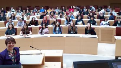 Bild: exb
Schüler der Mittelschule Kemnath besuchten Anna Toman (vorne) im Landtag.