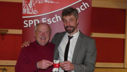 Bild: rn
Im Wahlkampf 2008 hatte Kreisrätin Annette Karl dem damaligen Bürgermeisterkandidaten Peter Lehr ein Bär-Maskottchen übergeben. Lehr reicht es nun an den SPD-Nachfolgekandidaten Thomas Ott weiter.