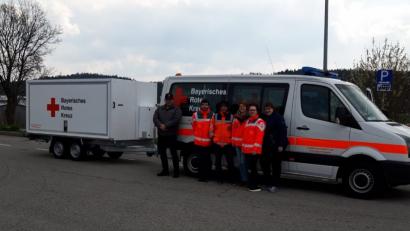 Bild: exb
Die Helfer vor Ort der BRK-Bereitschaft üben mit dem neuen Gespann auf dem Autohof in Neuhaus verschiedene Situationen.