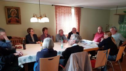 Bild: hba
Am Tisch in der guten Stube im Sengerhof gab es kaum mehr freie Plätze. Mit dabei auch Bürgermeister Klaus Meyer (Dritter von rechts) und Altbürgermeister Albert Köstler (Zweiter von rechts).