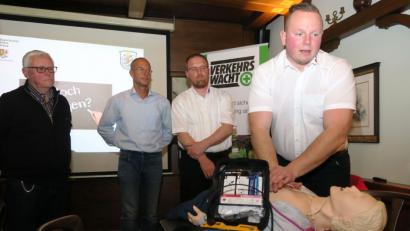 Bild: Hirsch
Ausbilder Dominik Schmid (rechts) erläuterte den Einsatz eines Defibrillators und die Maßnahmen zur Herzdruckmassage. Im Hintergrund von links Alfred Huber, Norbert Rötzer und Holger Roidl (von links).