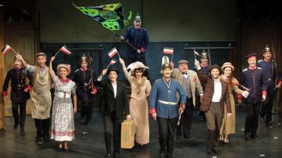 Bild: Wolfgang Steinbacher
Unter Regie von Heiko Stang: Der „Hauptmann von Köpenick“ begeisterte als Musical im Amberger Stadttheater.