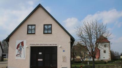 Bild: sne
Das alte Feuerwehrhaus in Dießfurt hat lange Zeit gute Dienste geleistet. Nun sind die Pläne für einen Neubau abgeschlossen.