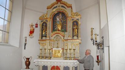 Bild: mmj
Förderverein-Vorsitzender Willibald Kulzer (hier am 2005 renovierten Hochaltar der Dorfkirche) erinnerte bei der Jahreshauptversammlung an die vielen ehrenamtlichen Stunden, die für ein sauberes Erscheinungsbild des Gotteshauses geleistet wurden.