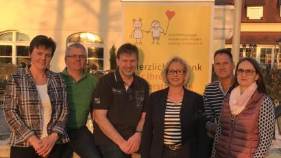 Bild: u
Der neue Vorstand der Selbsthilfegruppe Krebskranker Kinder: (von links) Schriftführerin Angela Sperber, Kassier Thomas Sperber, stellvertretender Vorsitzender Marco Kind, Vorsitzende Petra Waldhauser sowie die beiden Beisitzer Reinhold Baumgärtner und Ulrike Zitzmann.