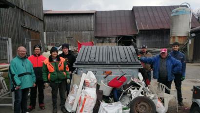 Bild: rdh
Die Rama-Dama-Helfer des Fanclubs (von links): 2. Vorsitzender Albert Schicker, Philipp Sertl, Günther Beer, Thomas Sladky, Jörg Schicker, Vorsitzender Lothar Schicker, Marco Eckert, nicht im Bild ist Michael Heldwein jun.