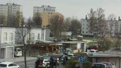 Bild: exb
In einer Wohnung am Bürgermeister-Bartelt-Platz fielen am Samstagnachmittag mehrere Schüsse. Laut Polizeiangaben zielte ein 41-Jähriger mit Platzpatronen in die Luft. Verletzt wurde niemand.