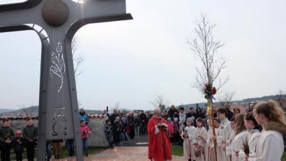 Bild: ohr
Am Palmsonntag versammelten sich die Gläubigen der Pfarrei Stulln um das Friedhofskreuz. Pfarrer Heinrich Rosner segnete Palmzweige und Palmbuschen.