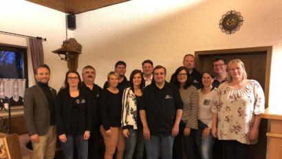 Bild: bk
Der Skiclub "Hüttenjäger" bleibt mit bewährtem elfköpfigem Team unter Führung von Präsident Gerhard Lehner (vorne, Vierter von rechts) und Vize Matthias Wolfram (hinten, Zweiter von rechts) in der Spur.