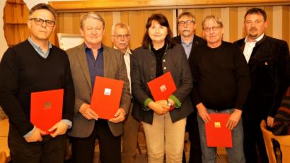 Bild: arw
SPD-Kreisvorsitzender und Bürgermeister Markus Ludwig (rechts) freuen sich über die treuen Mitglieder: Siegfried Kick, Johann Völkl, Vorsitzender Konrad Schell, Inge Trottmann, Gerhard Trottmann und Hans Vollath (von links).