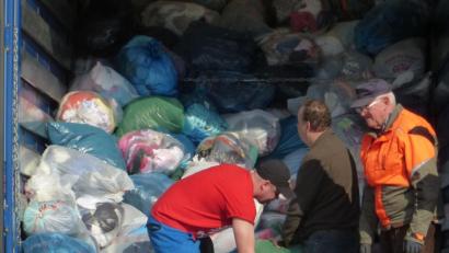 Bild: mad
Im Lastwagen-Anhänger stapelten sich die Sammelsäcke. Jede Fuhre brachte eine neue Schicht ausgedienter Kleidungsstücke hinzu.